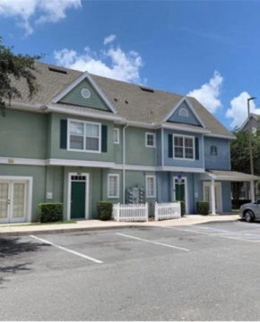 20 minutes to Disney. 4BR, 3BTH. Beautiful and cozy townhouse. All amenities of a resor.